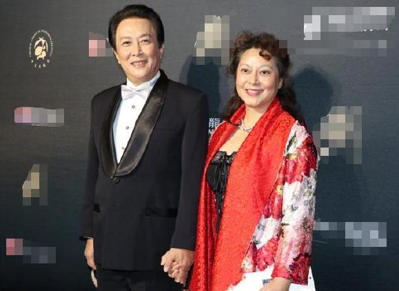 英国血统壮丽,在唐国强前妻除夕夜自杀后,与其大婚和继女相处融洽