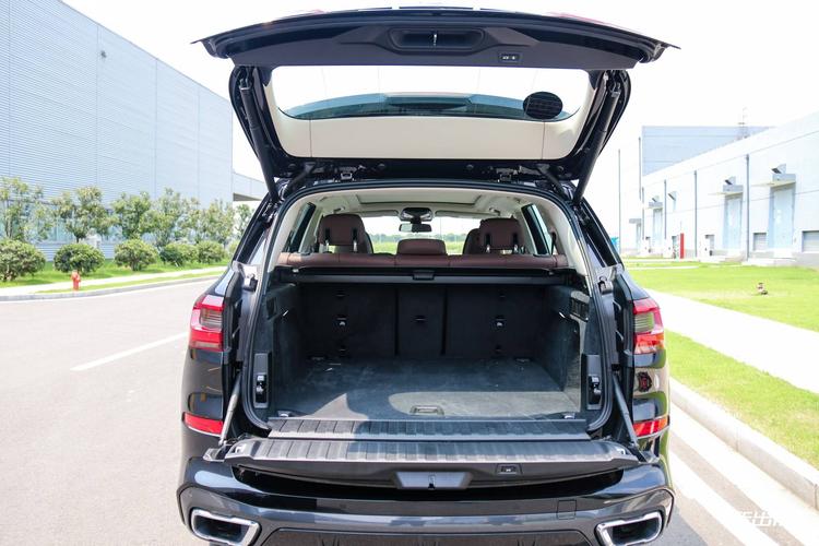 宝马 x5 的后备箱门采用两段式设计.