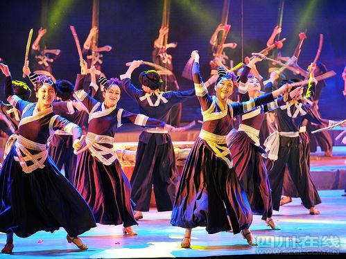 演员表演仡佬族舞蹈《仡佬姑娘》.