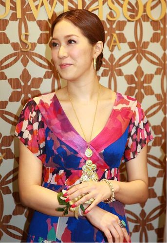 徐子淇脸颊有肉感,穿一身随性印花连衣裙,v领真显成熟