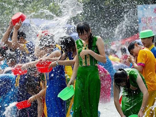 傣族泼水节全民欢乐湿身