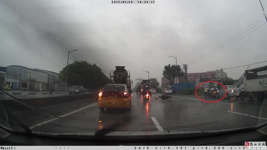 天雨路滑,小心驾驶.