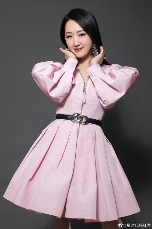 杨钰莹穿粉红束腰裙拍虎年写真 手举福字灵动俏皮|杨钰莹_新浪新闻