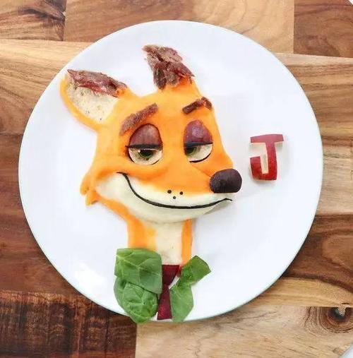 《疯狂动物城》中的狐狸尼克:羊腿配甜土豆泥,菠菜,甜菜,无花果