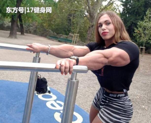 俄罗斯最强壮的女人,脚穿恨天高,漏四块饱满腹肌,手臂