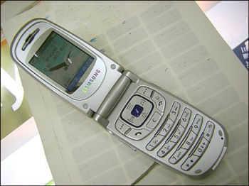 豪华商务享受 三星自动翻盖手机p518到货