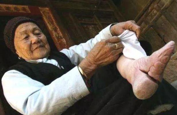 小脚是封建时期所有女性都要必须拥有的.