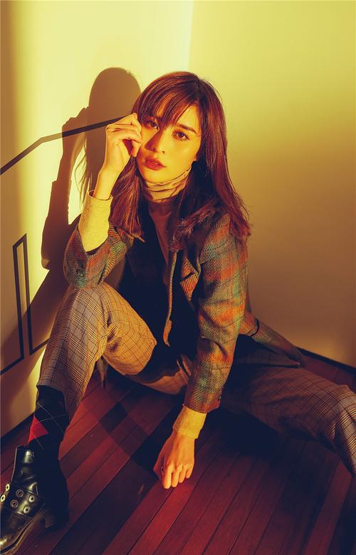 汤晶晶曝飒爽帅气写真简约自在率性洒脱