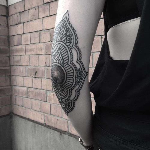 几何胳膊肘繁花纹身图案