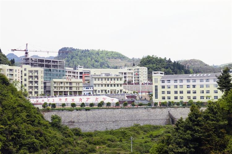 织金县少普乡民营企业家建造乡村示范性高中