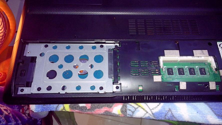 华硕笔记本x45vd内存条安装在哪里?