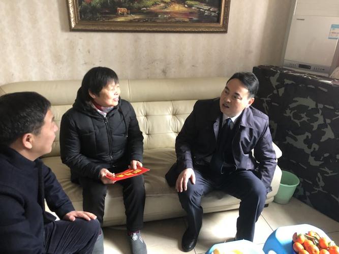 铜梁区区委副书记朱华伦慰问全国劳模李义芳