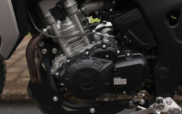 以性价比著称解析2万多凯越400f定位现代复古配18升油箱