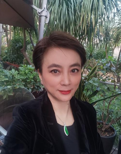 玉兔精李玲玉公众场合大秀舞姿57岁身形苗条不减当年