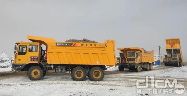 柳工宽体车dw90ah雪地上飞驰的悍马