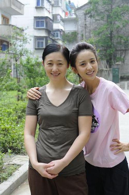 同属一家公司的演员娟子和佟丽娅早在电视剧《空巷子》饰演一对母女