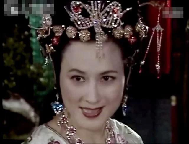 81岁向梅近照曝光,中年搭档小鲜肉爆红,这才是美了一辈子