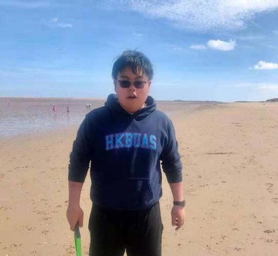 原创吕良伟19岁儿子又胖了!体重失控直逼180斤,被压成小矮人了?