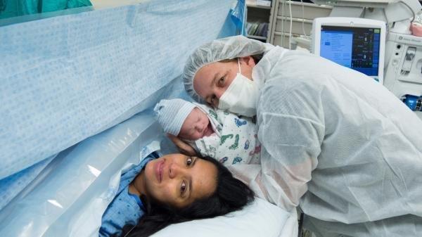 美国医疗:爸爸抱了抱刚出生儿子 花了39美元