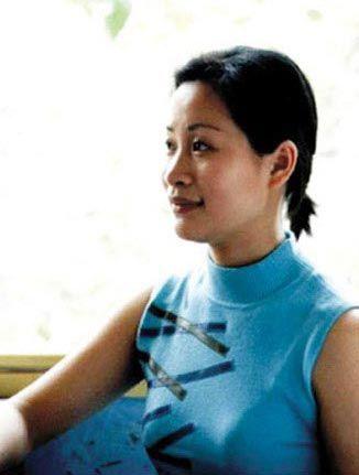 长沙晚报12月8日报道 倍受关注的湘潭21岁女教师黄静裸死宿舍床上一案
