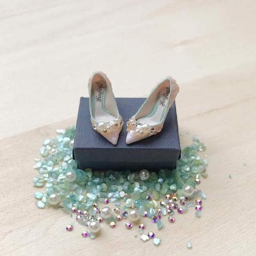 手工达人亲手制作的芭比娃娃高跟鞋,每一双都能把你