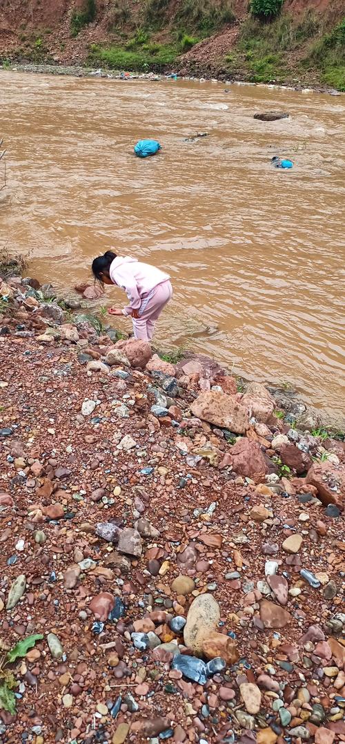 妈妈,妹妹还有舅舅我们一起去河边捡石头.