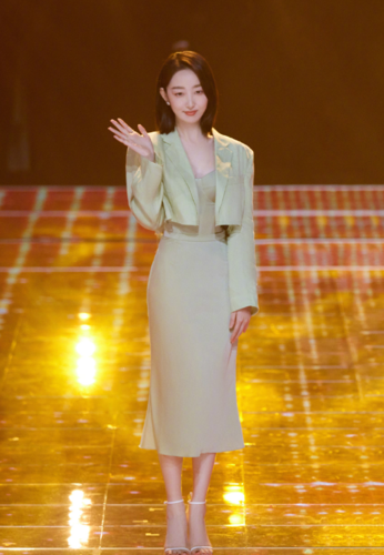 谁来管管蒋梦婕?为秀腿把裙子撩到大腿根,短到遮不住