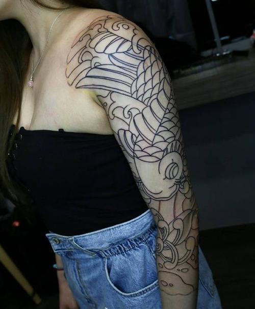 花臂传统黑灰风鱼菊花纹身图案