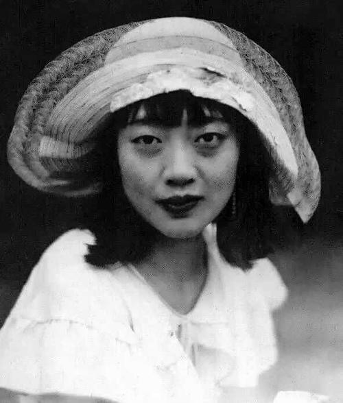 74年前,末代皇后婉容在监狱凄惨病逝,狱卒用一副门板为她收尸