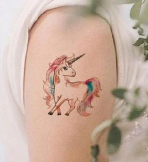 独角兽纹身图案还是很多的,虽说独角兽就是一个马的形态,头有独角
