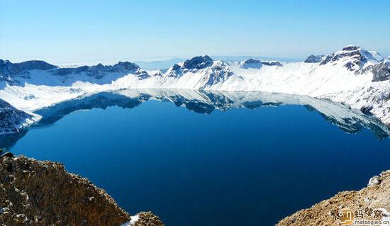 长白山位于中国吉林省和朝鲜两江道三池渊郡,北起吉林省安图县的松江