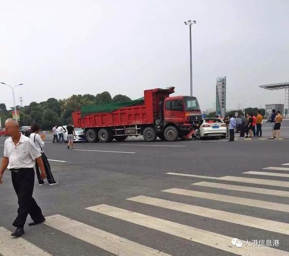 镇江新区发生一起交通事故,一大卡车被两辆白色轿车"前后包抄"!