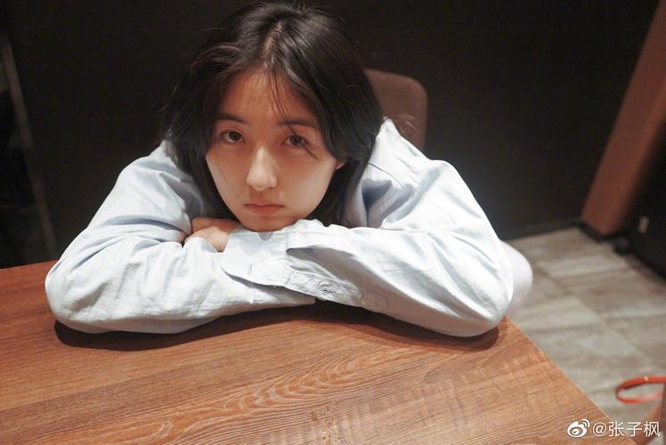 总感觉张子枫姬里姬气她是弯的吗