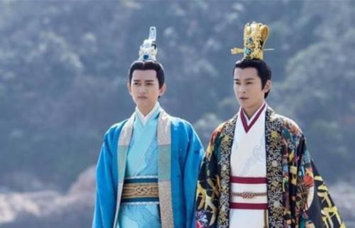 在楚王的决定下,楚王派遣子兰与屈原一同出使齐国