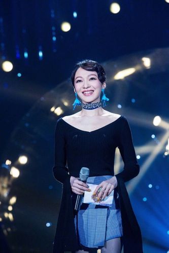张韶涵歌手复古造型,黑色露肩上衣搭配超短裙,36岁身材依旧超棒,电眼