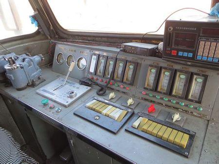 火车头里面有方向盘吗?火车头内部结构是什么样子啊?最好配有图片!