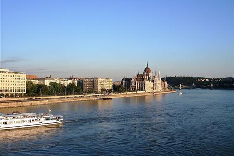 多瑙河在欧洲长度仅次于伏尔加河,是欧洲第二长河.