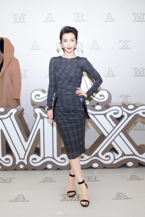 李冰冰出席某品牌代言黑色一字带凉鞋尽显白嫩脚丫