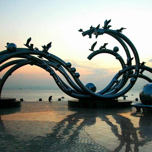海之韵公园位于大连滨海路的最东部.