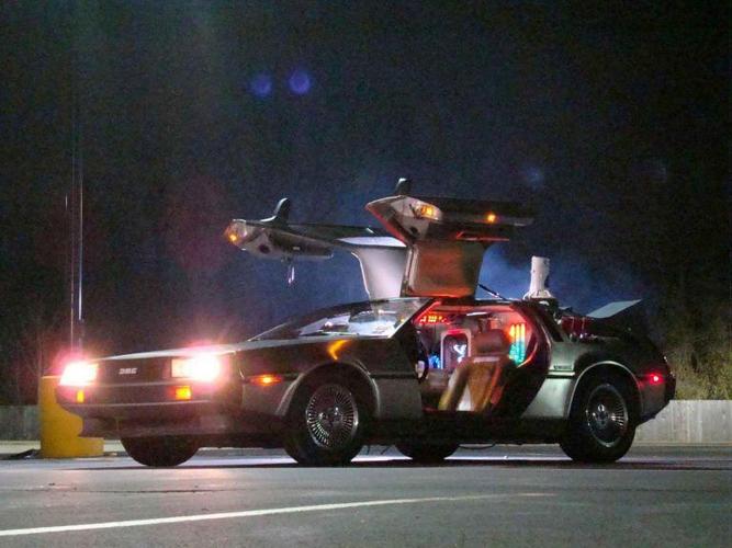 7. 《回到未来》:时光机经典老车delorean dmc-12