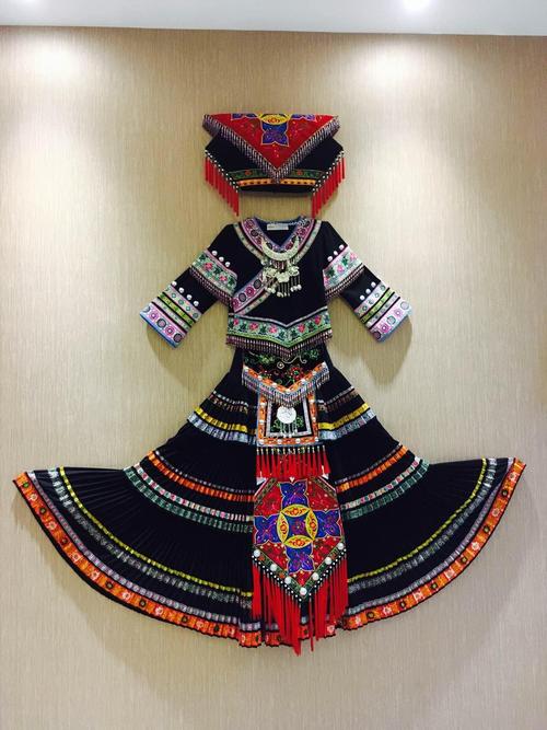 我们订的酒店大厅就有挂着一件壮族服装 处处都有民族风情