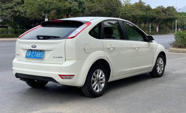 福特 福克斯两厢 2014款 两厢经典 1.8l 手动酷白典藏版