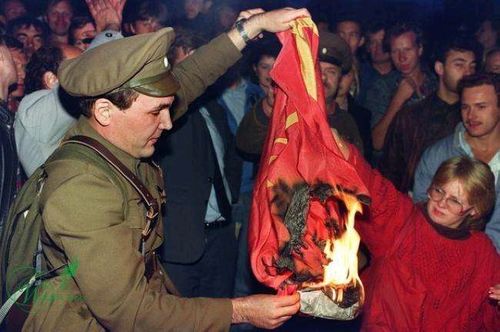 与戈尔巴乔夫和叶利钦的不懈努力下,苏联解体