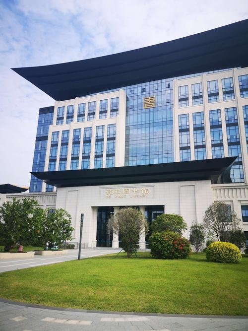 "空中花园"左侧出口是福州市图书馆,也叫德旺图书馆