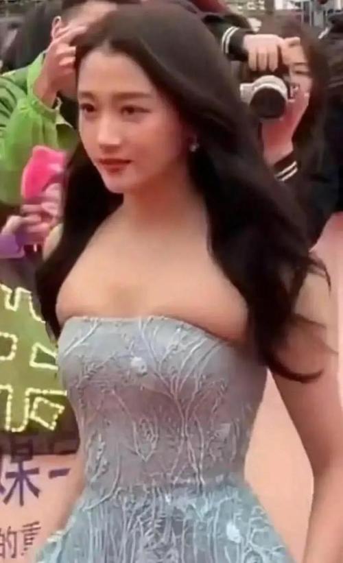 关晓彤这穿衣风格真是没谁了,想问问这肉怎么勒出来的