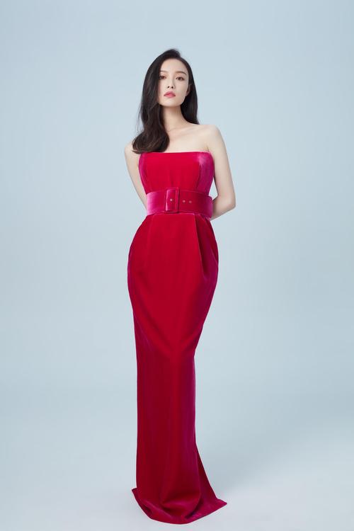 倪妮大v领西装出席活动大方展露胸前雪肌垂眸浅笑明艳动人