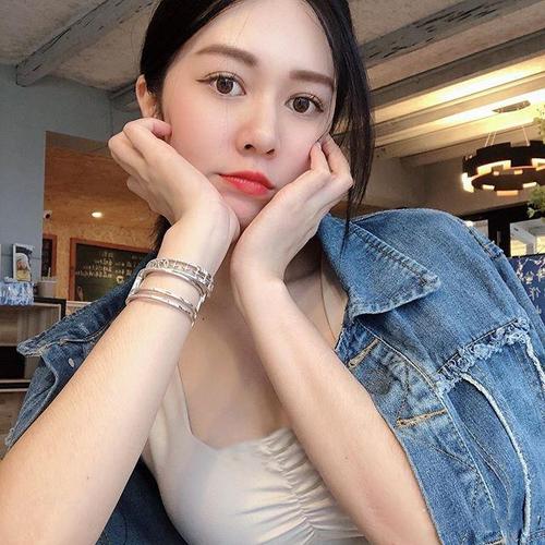 健身锻炼美女达人萨米的时髦写真照,优雅迷人气质动人