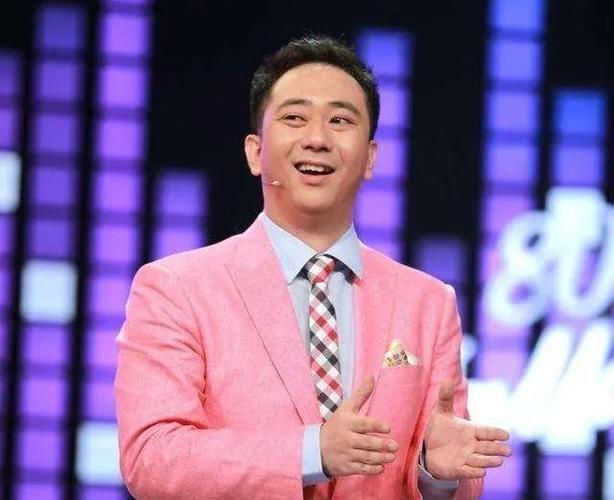 著名脱口秀主持人,遭妻子扇500耳光,被烟头烫6次,曾进