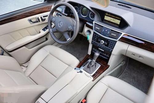 奔驰e200一款高大上又不缺时尚活泼的豪车