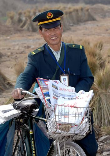  p>邮差,邮递员的旧称,负责背负大袋邮包,收集邮件,信件分类和派发